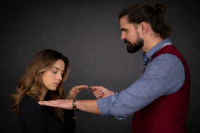 Séance d'hypnose HUNKAAR : création de la transe par un phénomène hypnotique